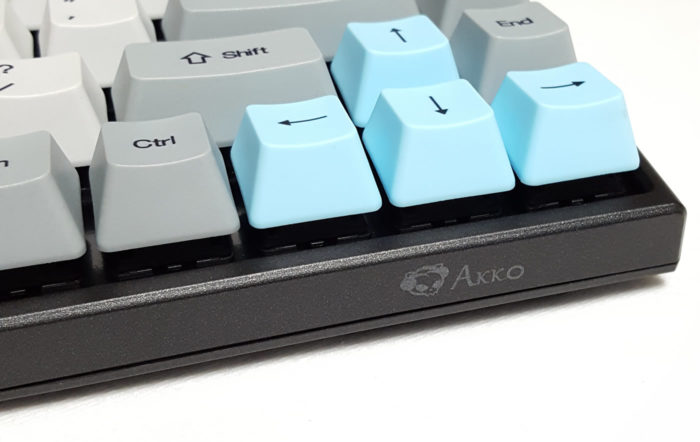 Akko branded logo on right side of case